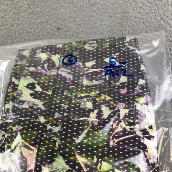 Lululemon Women Size 6‎ Spring Break Away Polka Dot Printed Cuffed Shorts - Picture 10 of 10